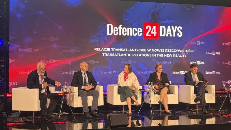 Paneliści podczas panelu na scenie