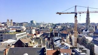 Widok na dachy budynków w Brukseli.