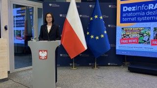 wiceministra przemawia zza mównicy
