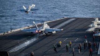 Start F-18 z lotniskowca