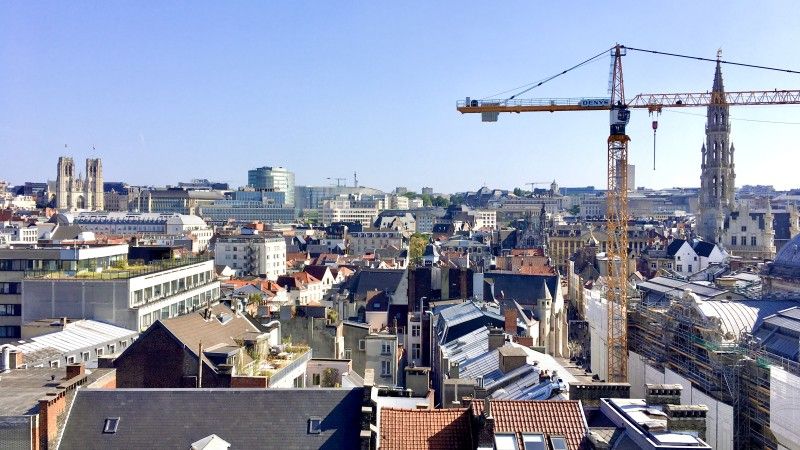 Widok na dachy budynków w Brukseli.