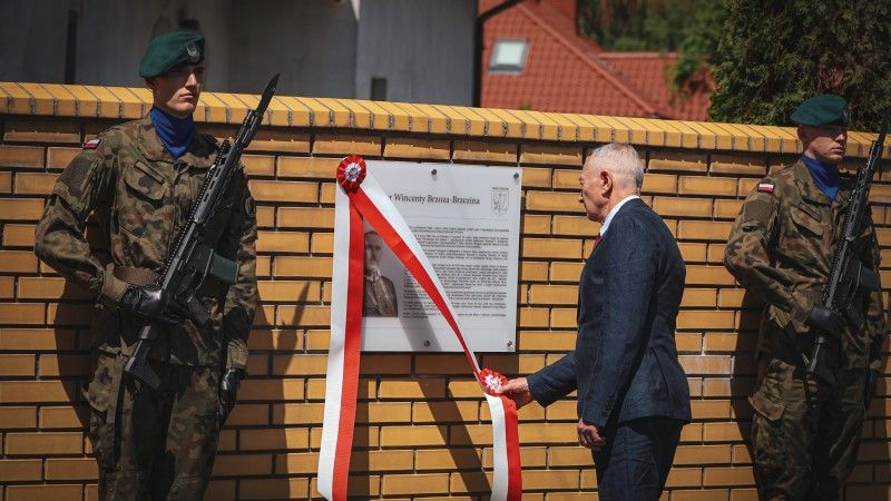 Odsłonięcie tablicy pamiątkowej poświęconej gen. bryg. Ottokarowi Brzozie-Brzezinie