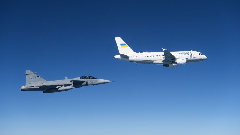 Gripen escorting the Ukrainian President's plane