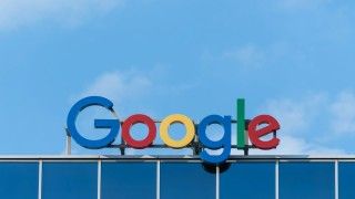 Zakończył się trwający od 2021 roku proces dotyczący zbierania danych o użytkownikach Androida. W ramach ugody, Google zgodziło się na wypłacenie 135 mln dol. uczestnikom sprawy.