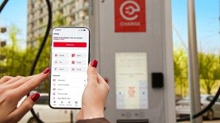 Widok aplikacji VITAY, telefon wycelowany w ładowarkę orlen charge