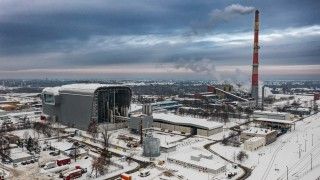 widok na obiekt z oddali, zimą, zaśnieżony pochmurny dzień