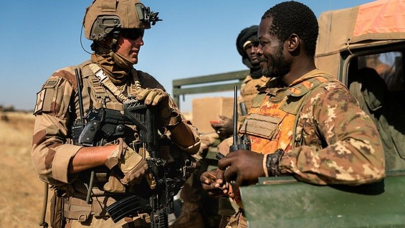 A French officer discussing with a Malian soldier during the joint Franco-Malian Opération Éclipse (Opération Barkhane / Mali War)