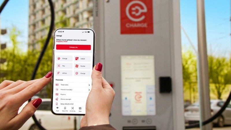 Widok aplikacji VITAY, telefon wycelowany w ładowarkę orlen charge