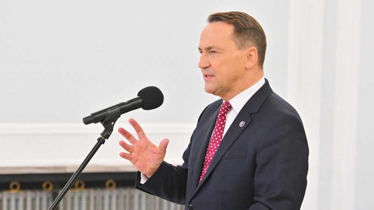 Sikorskiego promują... Wietnamczycy. Fejkowe artykuły krążą na Facebooku