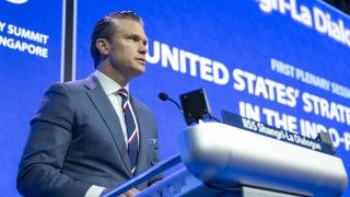 Sekretarz obrony USA Pete Hegseth podczas przemowy w trakcie konferencji bezpieczeństwa w Singapurze w maju 2026 roku