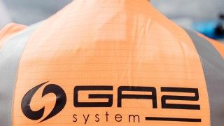 pomarańczowa kamizelka odblaskowa z logo Gaz-System na plecach