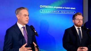 Ustawa o ochronie dzieci przed pornografią ma weryfikować wiek użytkowników na tego rodzaju stronach. Dariusz Standerski zaznacza, że prywatność internautów jest priorytetem.