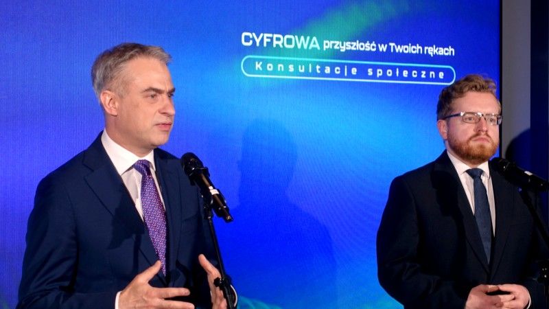 Ustawa o ochronie dzieci przed pornografią ma weryfikować wiek użytkowników na tego rodzaju stronach. Dariusz Standerski zaznacza, że prywatność internautów jest priorytetem.