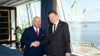 Niemiecki polityk partii AfD Markus Frohnmaier i szef Gazpromu Aleksiej Miller.