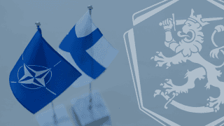 Flagi NATO i Finlandii obok siebie, w tle heraldyczny lew z fińskiego godła.