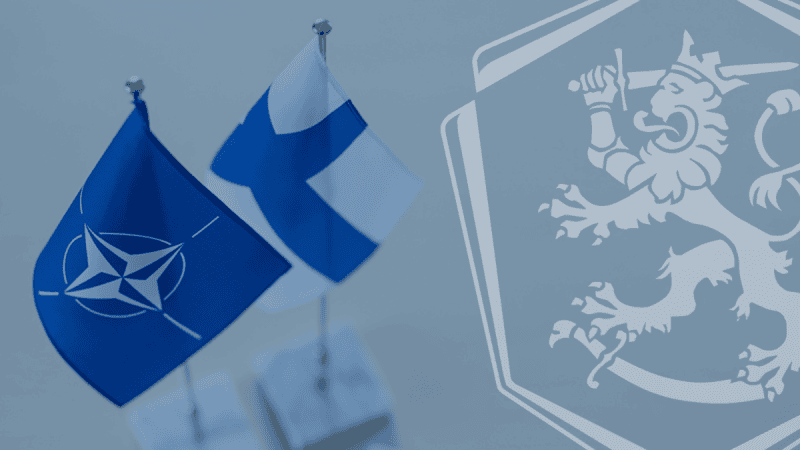 Flagi NATO i Finlandii obok siebie, w tle heraldyczny lew z fińskiego godła.