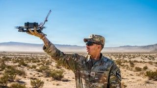 Żołnierz 1. batalionu 8. Pułku Kawalerii U.S. Army przygotowuje do startu bezzałogowy statek powietrzny Neros Archer na ćwiczeniach w National Training Center w Fort Irwin w Kalifornii, październik 2025 roku.