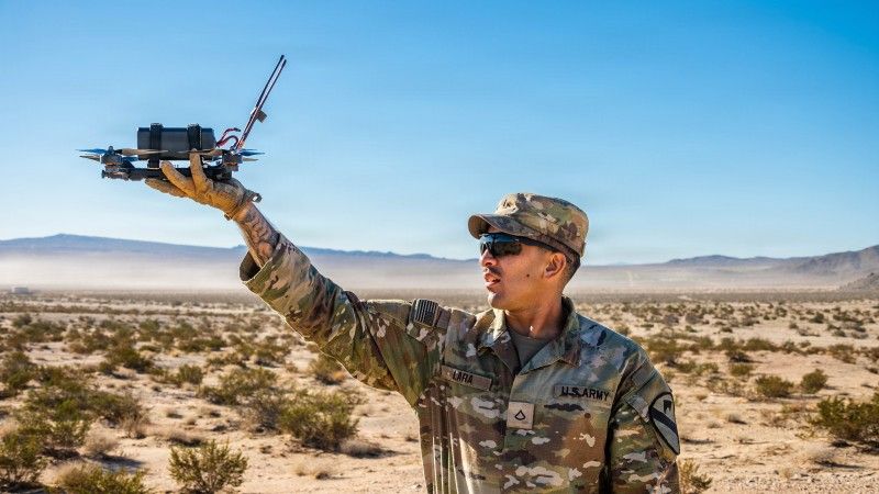 Żołnierz 1. batalionu 8. Pułku Kawalerii U.S. Army przygotowuje do startu bezzałogowy statek powietrzny Neros Archer na ćwiczeniach w National Training Center w Fort Irwin w Kalifornii, październik 2025 roku.