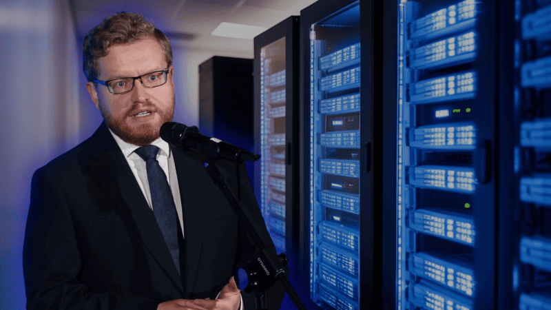 Unijne gigafabryki AI mają zwiększyć cyfrową niezależność Europy, a jedna z nich może powstać w Polsce. Równolegle rząd przygotowuje podatek cyfrowy wymierzony w największe globalne platformy technologiczne