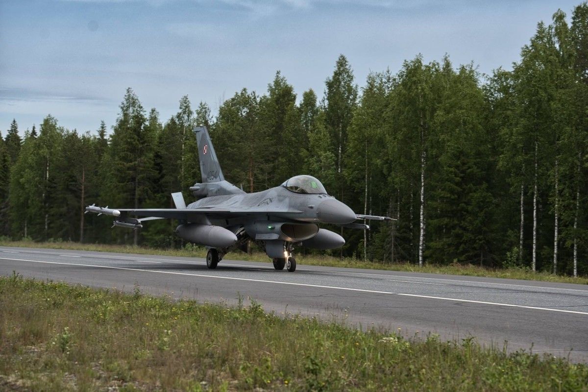 Polskie F-16 startują z drogi. Ale nie w Polsce