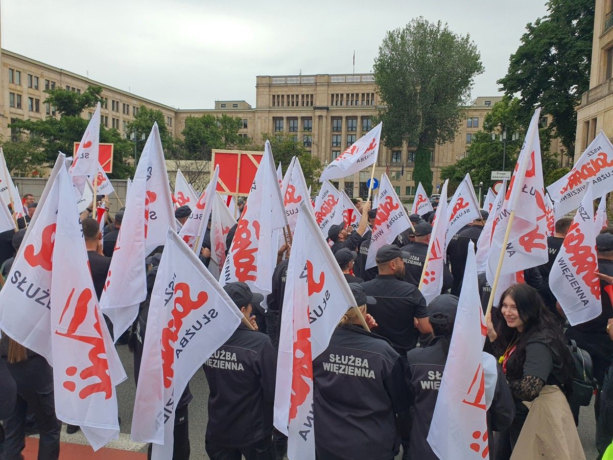 Nie chcą zmian w „mieszkaniówce”. Więziennicy protestują przed resortem finansów