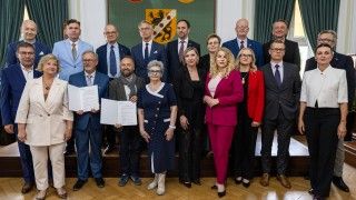 wspólne zdjęcie z podpisaną umową