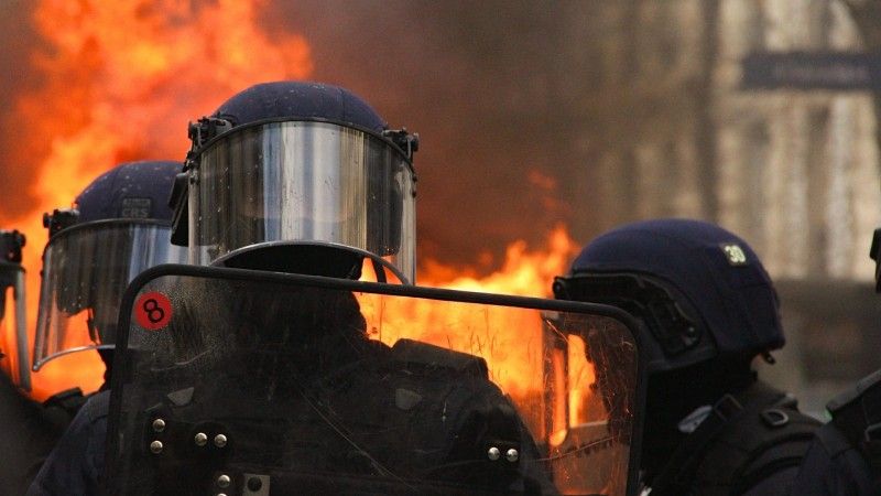 Zamieszki w mieście policja