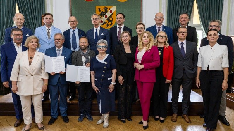 wspólne zdjęcie z podpisaną umową