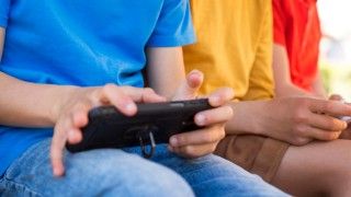 Prokuratura umorzyła postępowanie w sprawie deepnude z 14-letnią uczennicą. Według organu, materiał był "nieśmiesznym żartem" i nie wyrządził jej szkody. Decyzję zaskarżył Prezes UODO.