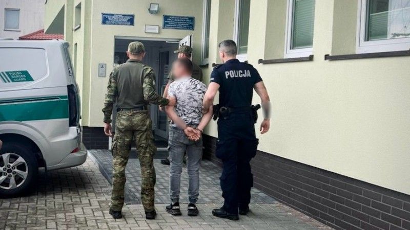 Funkcjonariusz Straży Granicznej z funkcjonariuszem Policji