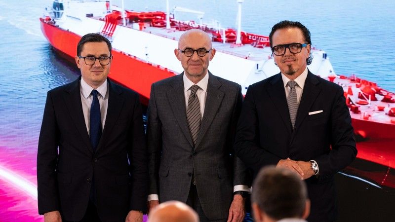Minister energii Miłosz Motyka, prezes Orlenu Ireneusz Fąfara i minister aktywów państwowych Wojciech Balczun.