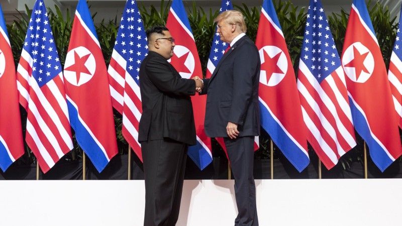 Kim Dzong Un i Donald Trump podają sobie ręce podczas szczytu w Singapurze w czerwcu 2018 roku — pierwszego w historii spotkania urzędującego prezydenta USA z przywódcą Korei Północnej.