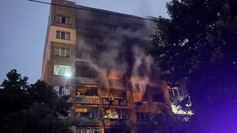 Pożar bloku w Kijowie  po rosyjskim ataku z dzisiejszej nocy