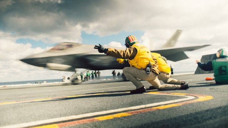 Amerykański wielozadaniowy samolot bojowy F-35C Lightning II z eskadry VFA-125 „Rough Raiders” startuje z lotniskowca USS „George Washington” typu Nimitz podczas ćwiczeń na Oceanie Atlantyckim, 17 stycznia 2024 roku.