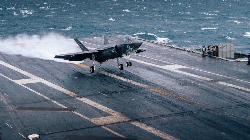 Amerykański wielozadaniowy samolot bojowy F-35C Lightning II z eskadry VFA-147 „Argonauts” ląduje na pokładzie lotniskowca USS „George Washington” typu Nimitz podczas ćwiczeń na Oceanie Atlantyckim, 6 grudnia 2023 roku.