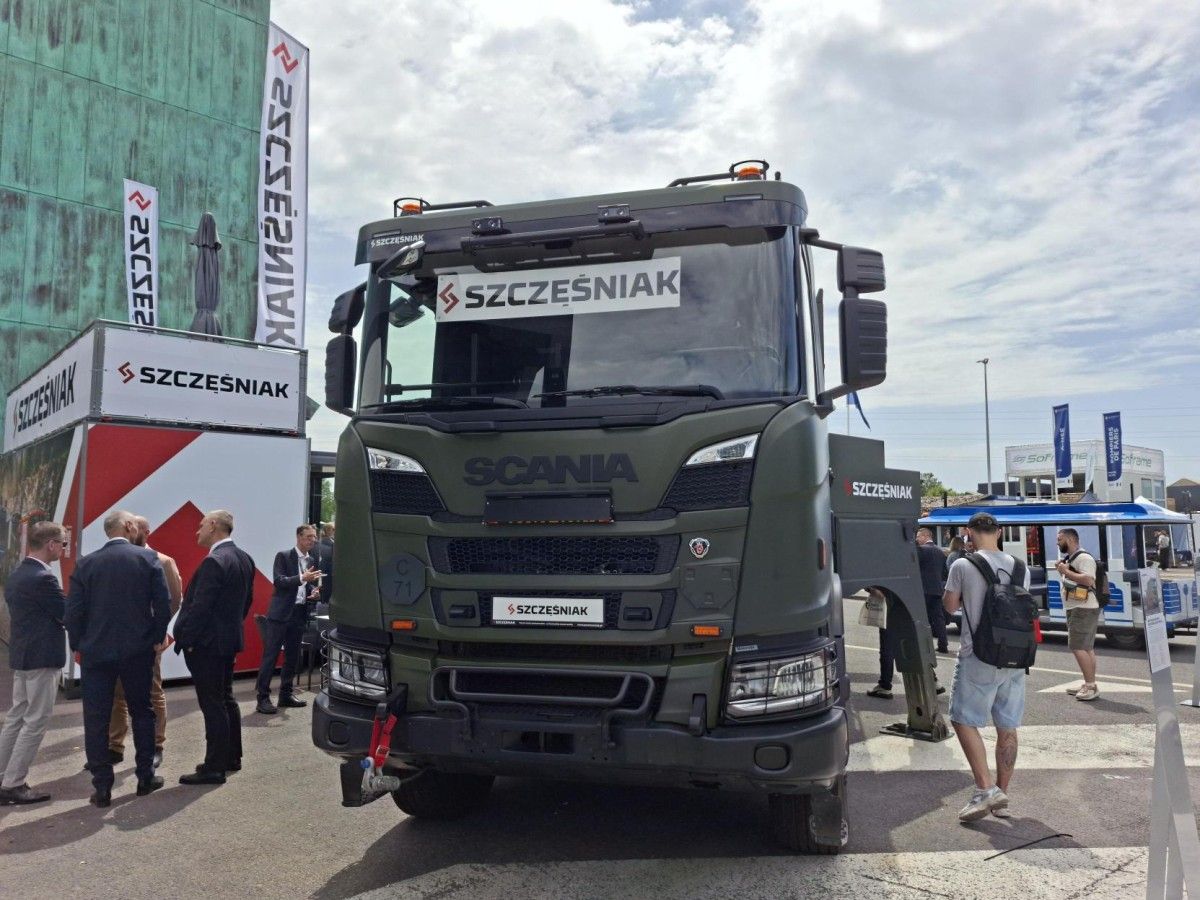 Nowoczesny polski holownik dla szwedzkiej armii. Debiut na Eurosatory