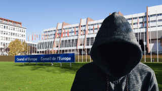 Hakerzy wykradli ponad 290 GB danych z serwerów Rady Europy. Według sprawców, skorzystali z podatności wykorzystanej do stu operacji przeciwko innym podmiotom.