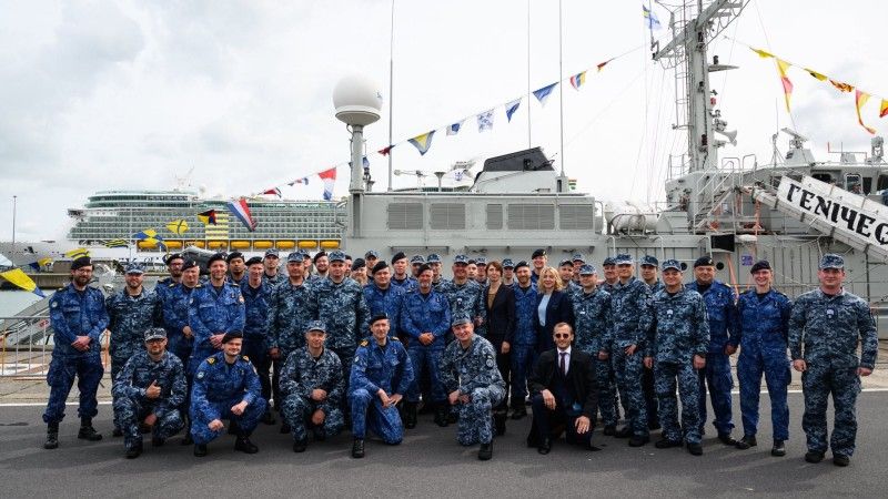 Załoga ukraińskiego niszczyciela min Heniczesk (M 314) tuż po podniesieniu bandery.