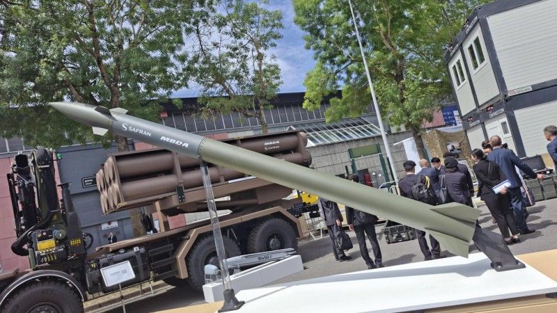 Kierowany pocisk rakietowy MBDA-Safran Thundart na targach przemysłu obronnego Eurosatory 2026 w Paryżu. W tle wyrzutnia rakiet o tej samej nazwie.