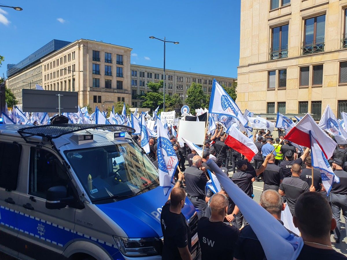 Więziennicy znowu przed Ministerstwem Finansów. Trwa drugi protest ws. mieszkaniówki