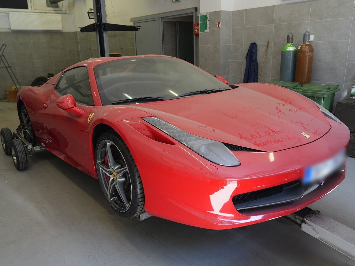 Ekskluzywne hotele i ferrari w garażu. Policja zatrzymała lidera mafii wnuczkowej