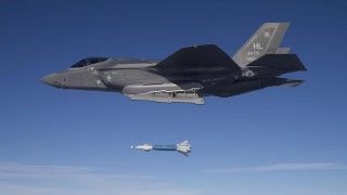 F-35 zrzuca bombę GBU-12