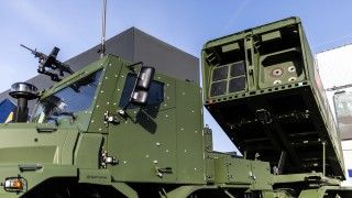 Prototyp wieloprowadnicowej wyrzutni rakiet Thales-Soframe X-Fire zaprezentowany na targach przemysłu obronnego Eurosatory 2026 w Paryżu.