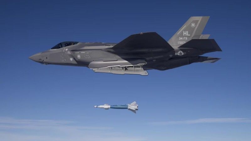 F-35 zrzuca  bombę  GBU-12