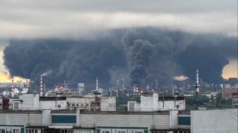 płonąca rafineria w dzielnicy Kapotnia