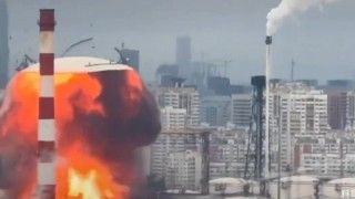 Eksplodujacy dach zbiornika w rafinerii
