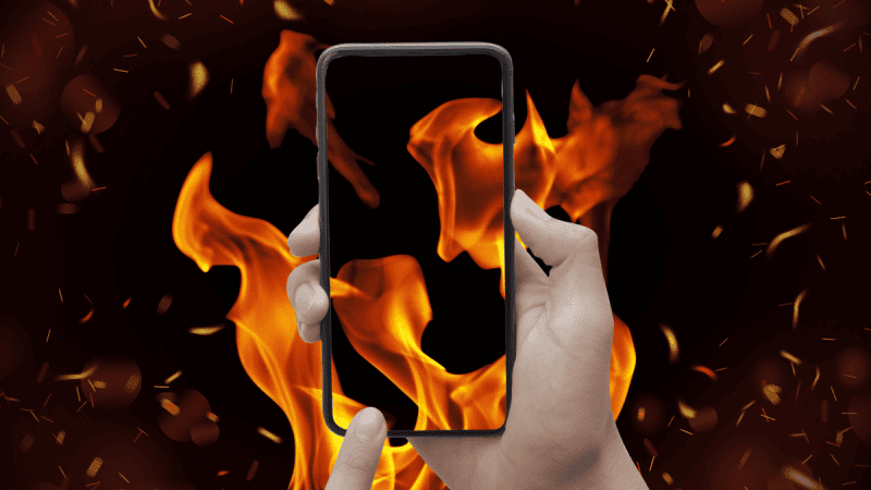 smartfon w płomieniach ognia.