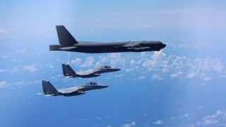 Dwa F-15 japońskich Sił Powietrznych eskortują amerykański bombowiec B-52 Superfotress