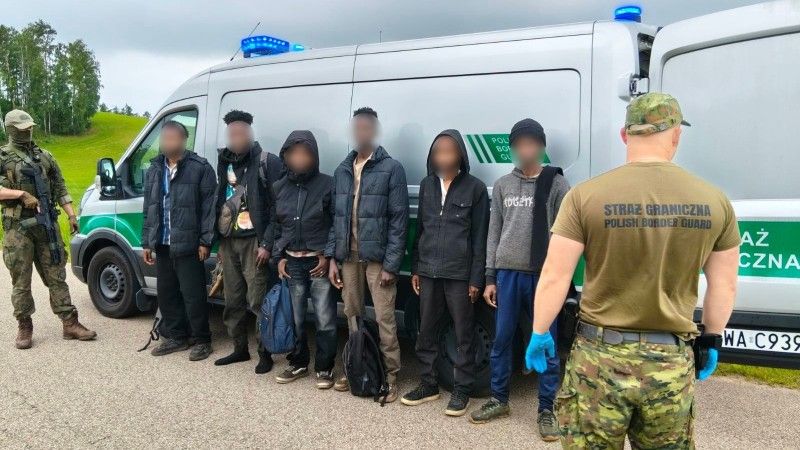 Grupa zatrzymanych nielegalnych migrantów