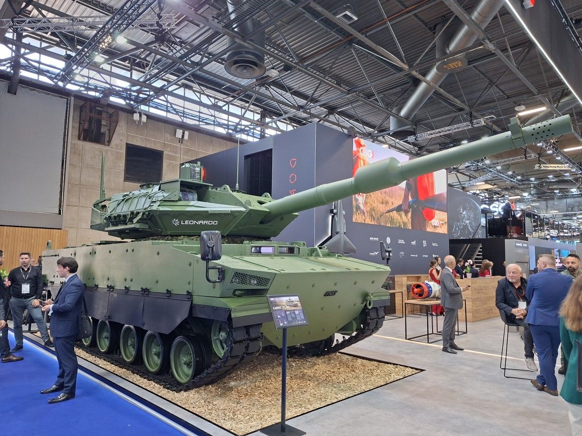 Włosko-turecki czołg na czeskim stoisku podczas Eurosatory 2026